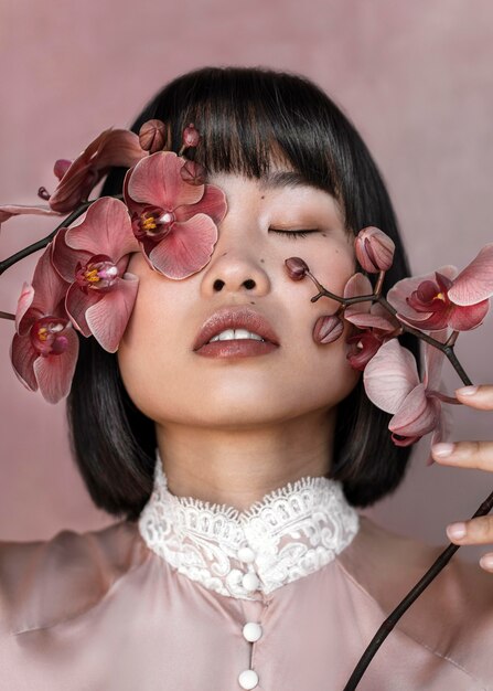 Bella mujer con flores