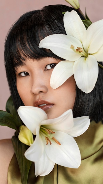 Foto gratuita bella mujer con flores