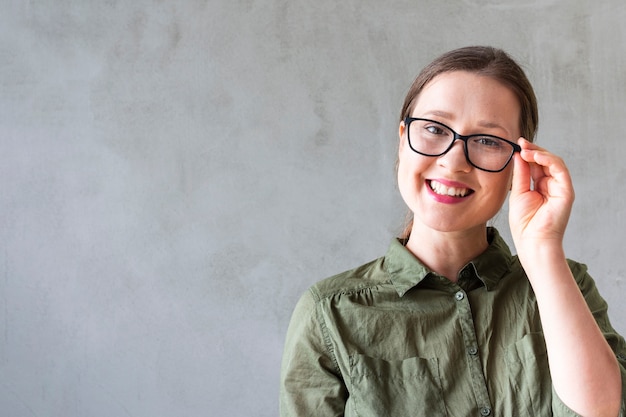 Bella mujer con gafas sonriendo