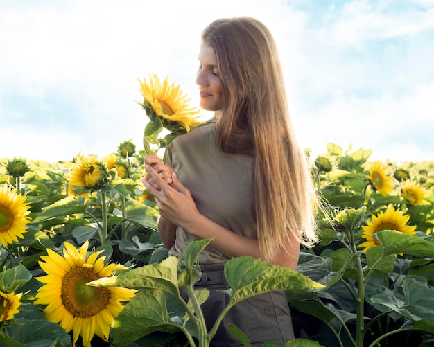 Bella mujer con girasol