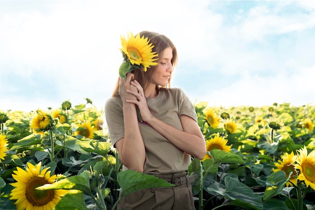 Bella mujer con girasol