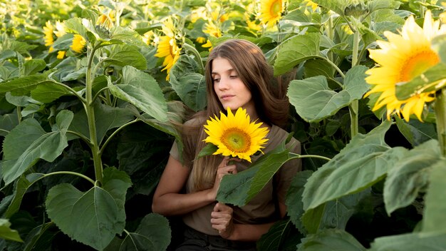 Bella mujer con girasol