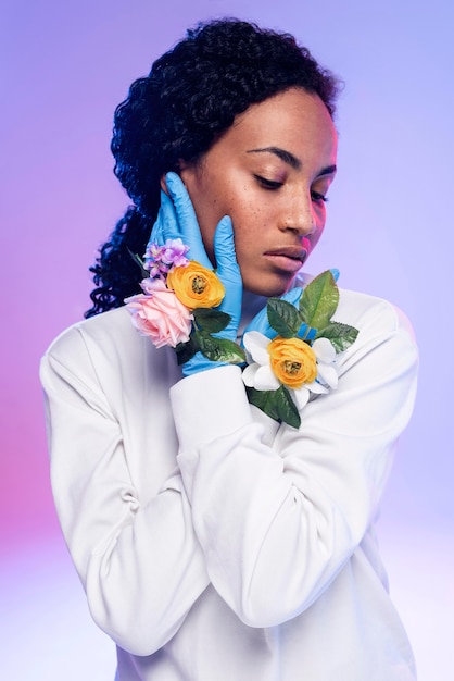 Bella mujer en guantes florales posando