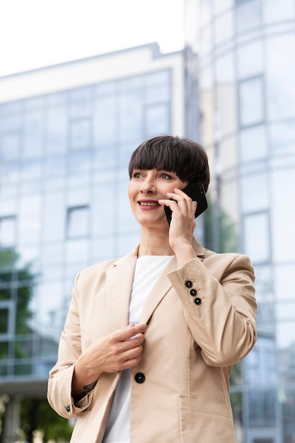 Foto gratuita bella mujer hablando por teléfono