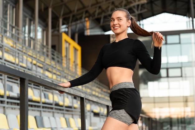 Foto gratuita bella mujer haciendo su entrenamiento al aire libre