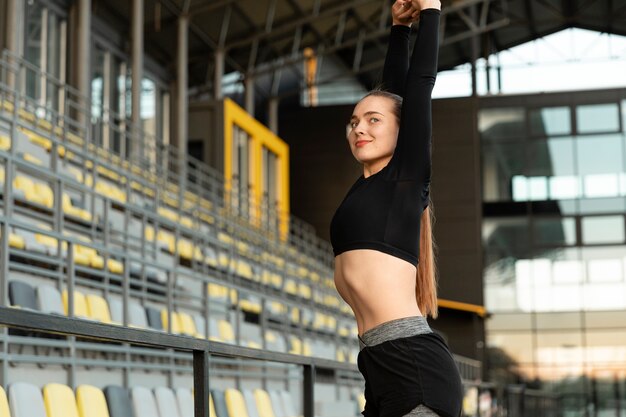 Bella mujer haciendo su entrenamiento al aire libre