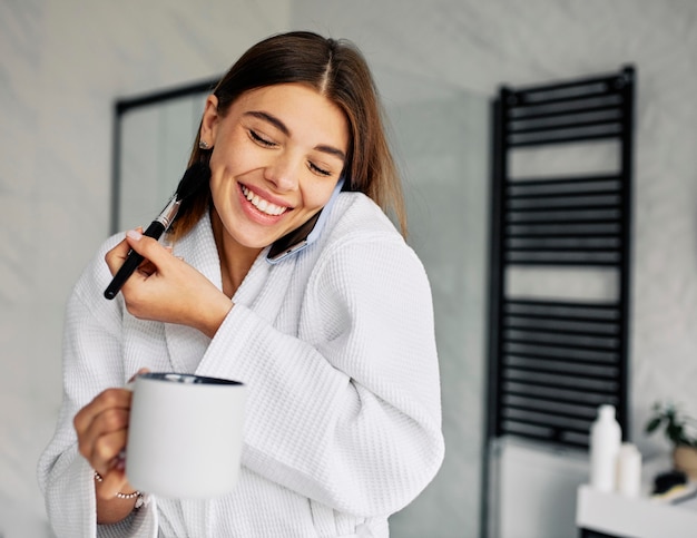 Foto gratuita bella mujer haciendo su maquillaje