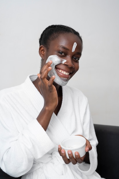 Foto gratuita bella mujer haciendo un tratamiento facial en casa