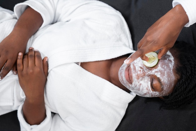 Bella mujer haciendo un tratamiento facial en casa