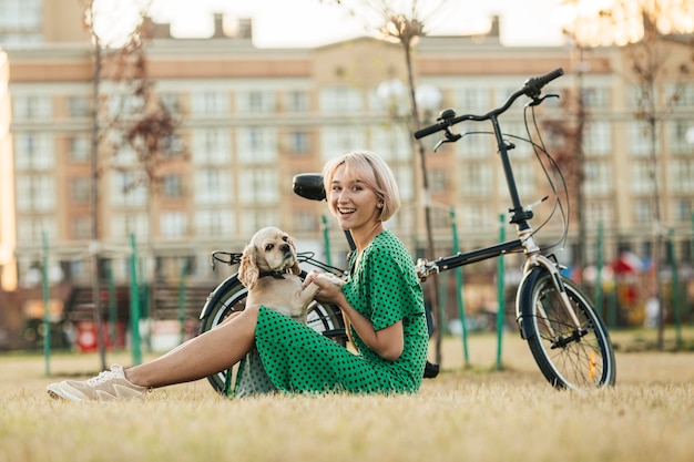 Foto gratuita bella mujer jugando con lindo perro