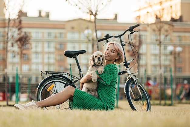 Foto gratuita bella mujer jugando con lindo perro