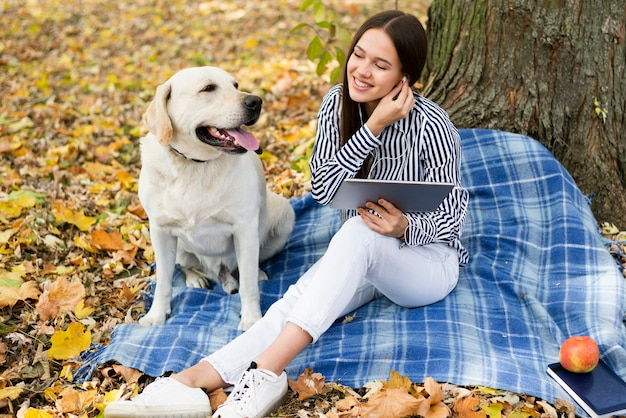 Foto gratuita bella mujer con labrador en el parque