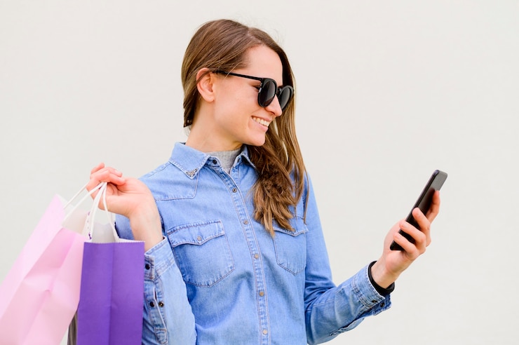 Foto gratuito bella mujer llevando bolsas de la compra.