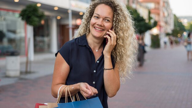 Bella mujer llevando bolsas de la compra.