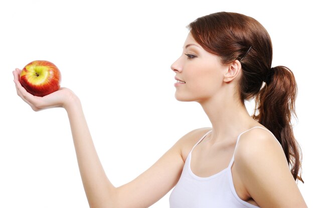 Bella mujer con manzana aislado en blanco