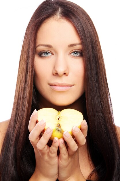 Bella mujer con manzana en manos