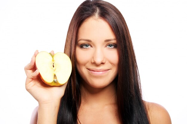 Bella mujer con manzana en manos