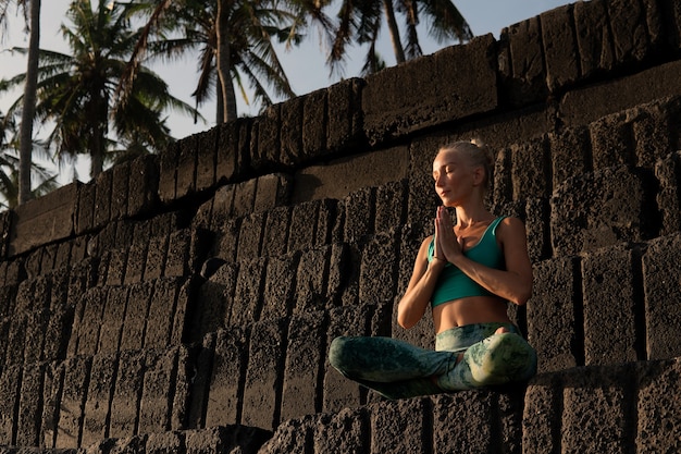 Bella mujer meditando al aire libre