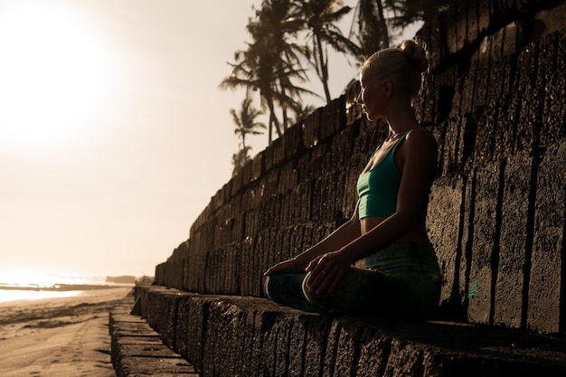 Bella mujer meditando al aire libre