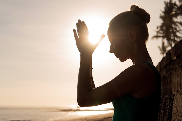 Foto gratuita bella mujer meditando al aire libre