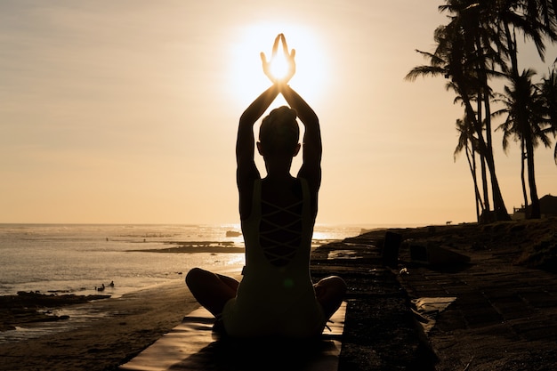 Bella mujer meditando al aire libre