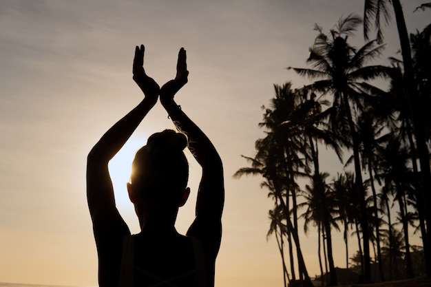 Bella mujer meditando al aire libre