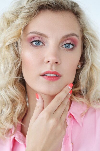 Bella mujer con ojos azules