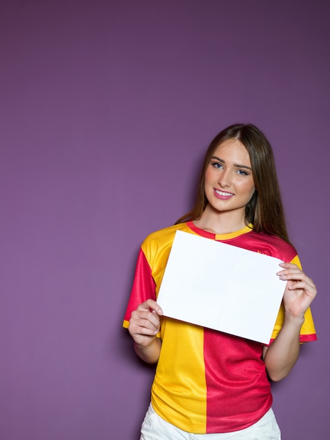 Foto gratuita bella mujer con papel blanco