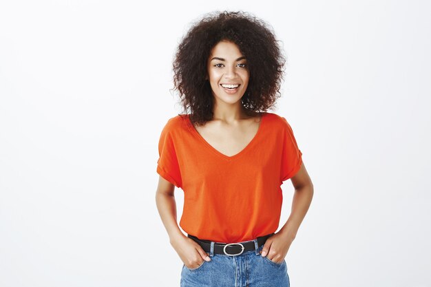 Bella mujer con peinado afro posando en el estudio