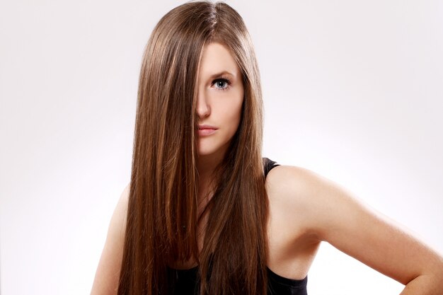 Bella mujer con el pelo largo