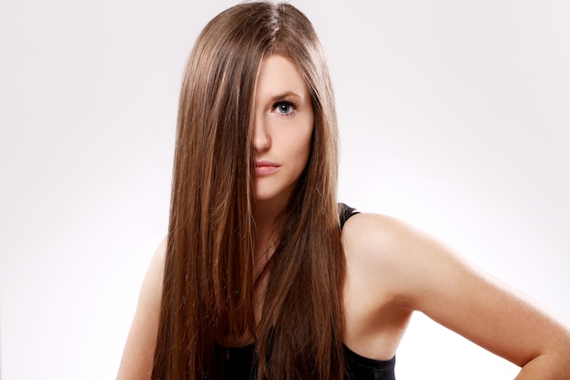 Bella mujer con el pelo largo