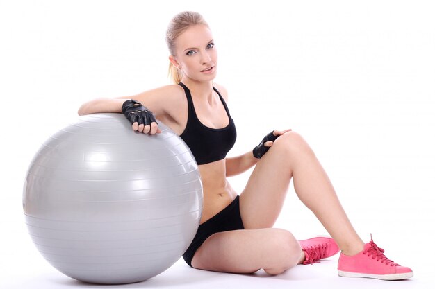 Bella mujer con pelota de fitness