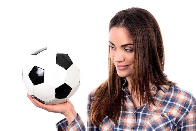 Bella mujer con pelota sobre fondo blanco.