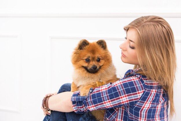 Bella mujer con perro