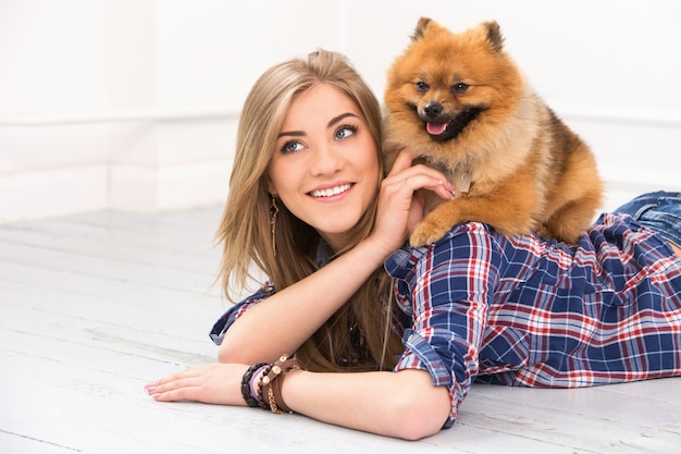 Bella mujer con perro