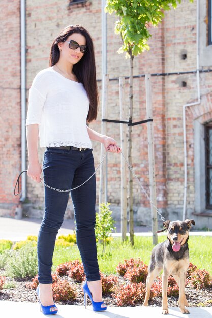 Bella mujer con perro