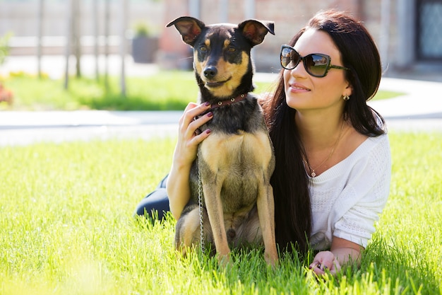 Bella mujer con perro