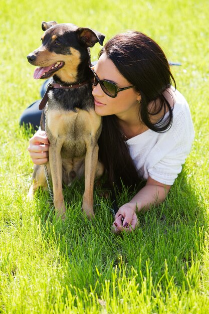 Bella mujer con perro