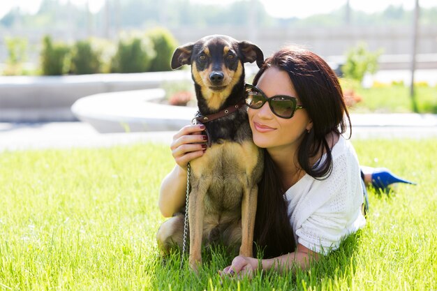 Bella mujer con perro