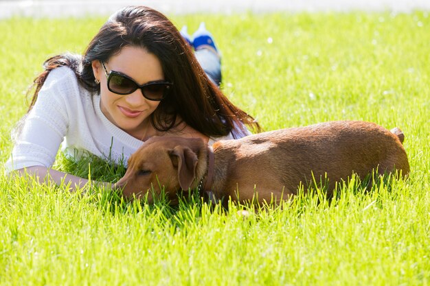 Bella mujer con perro