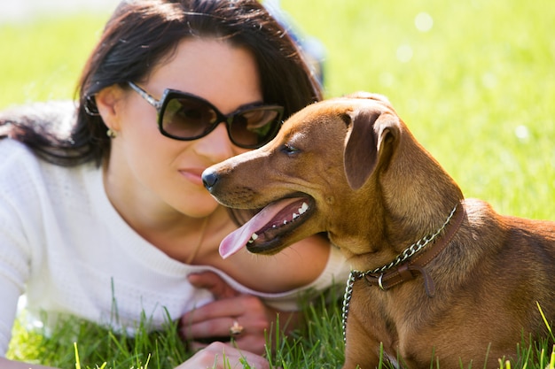 Foto gratuita bella mujer con perro