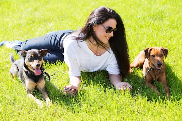 Bella mujer con perros