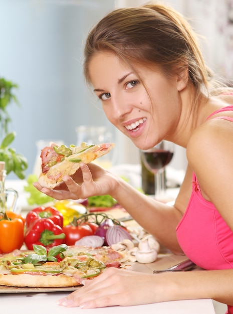 Bella mujer con pizza