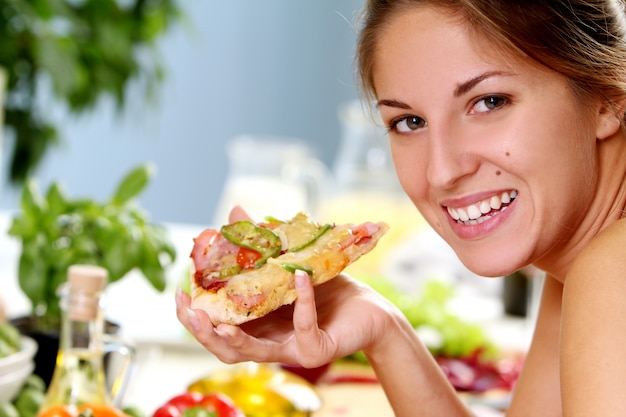 Bella mujer con pizza