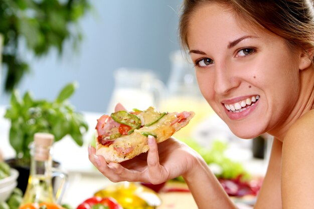 Bella mujer con pizza