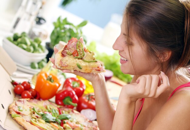 Bella mujer con pizza