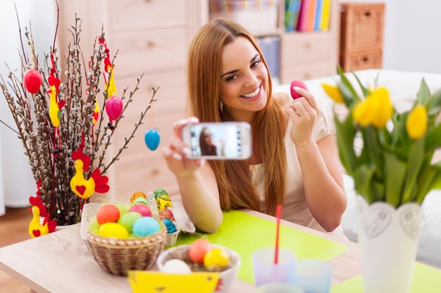 Foto gratuita bella mujer posando para la foto con huevos de pascua