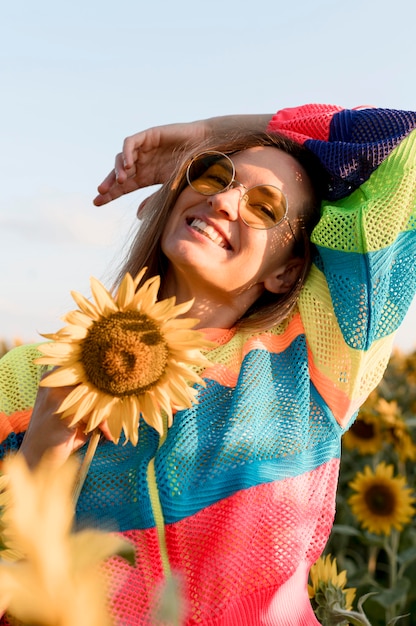 Foto gratuita bella mujer posando en la naturaleza