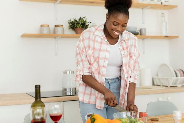 Bella mujer preparando una cena romántica