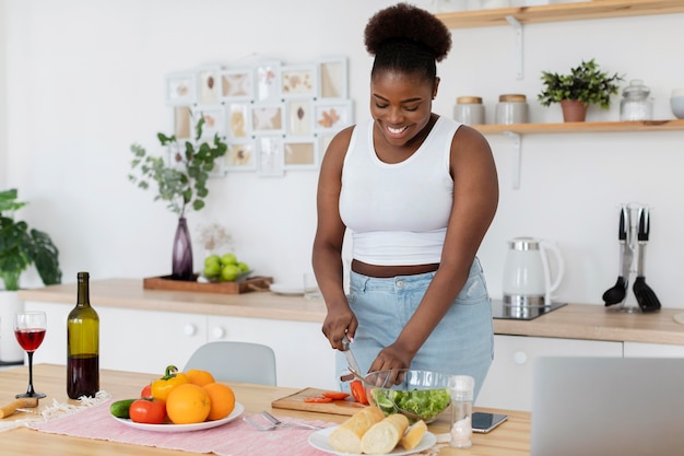 Bella mujer preparando una cena romántica